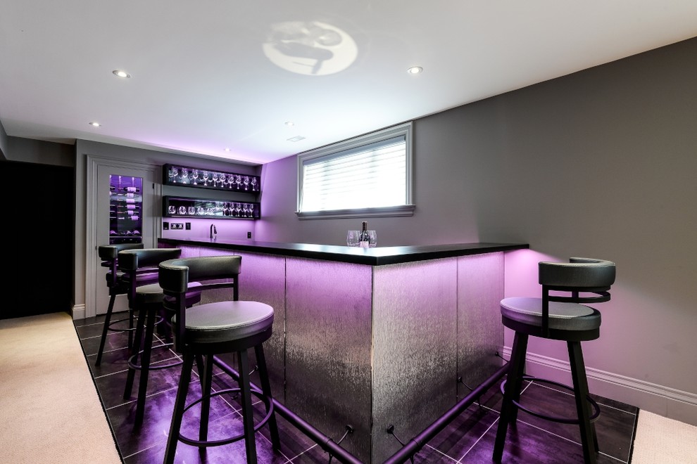 Esempio di un grande angolo bar con lavandino moderno con ante lisce, ante nere, top in legno, pavimento in gres porcellanato e pavimento nero
