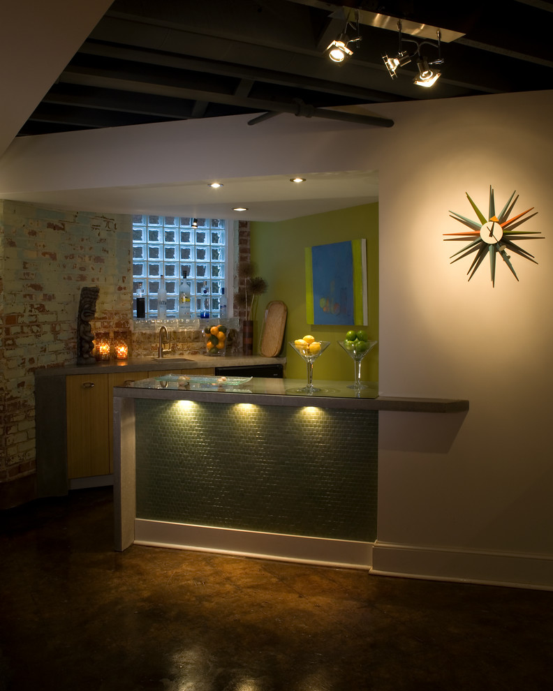 Immagine di un grande angolo bar con lavandino minimalista con lavello sottopiano, ante lisce, ante in legno chiaro, top in cemento e pavimento in cemento