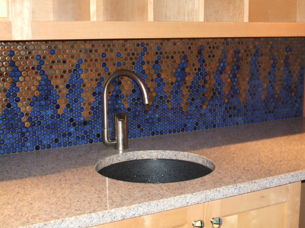 Inredning av en modern mellanstor linjär hemmabar med vask, med en undermonterad diskho, luckor med infälld panel, skåp i ljust trä, granitbänkskiva, blått stänkskydd, stänkskydd i glaskakel, ljust trägolv och beiget golv