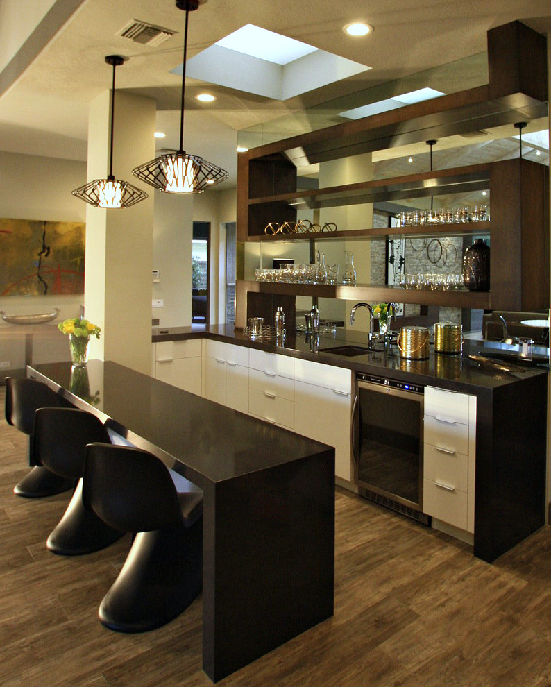 Immagine di un grande bancone bar moderno con lavello sottopiano, ante lisce, ante bianche, top in quarzo composito, pavimento in legno massello medio e pavimento marrone
