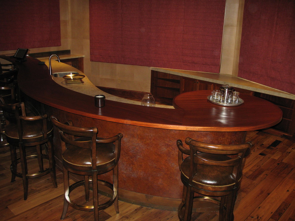 Idee per un bancone bar minimal di medie dimensioni con lavello sottopiano, ante in legno bruno, top in legno e parquet scuro