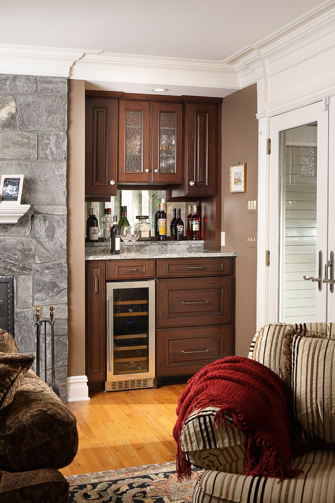 Foto de bar en casa rústico pequeño con armarios con paneles con relieve, puertas de armario marrones y encimera de cuarzo compacto
