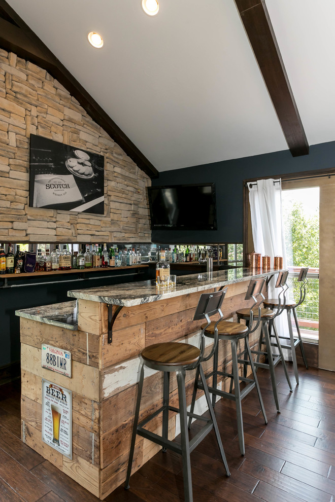 Cette photo montre un bar de salon montagne avec des tabourets et un sol en bois brun.