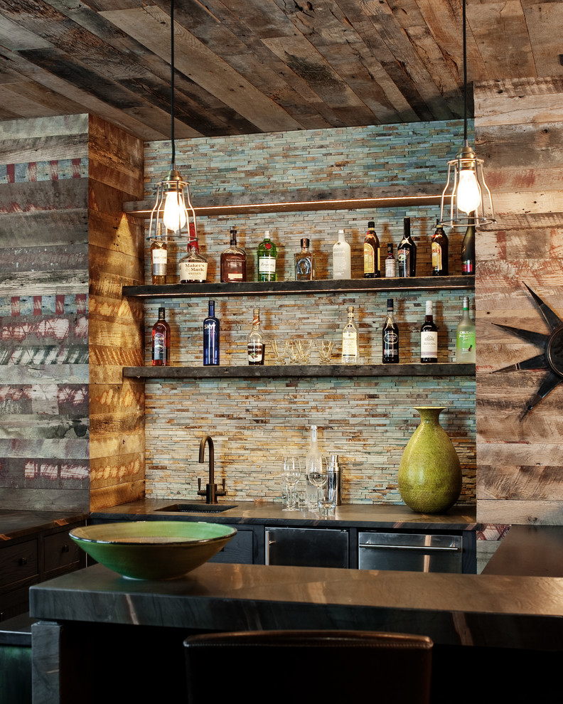 Esempio di un grande angolo bar con lavandino rustico con pavimento in ardesia, lavello sottopiano, top in granito, paraspruzzi marrone e paraspruzzi con piastrelle a listelli