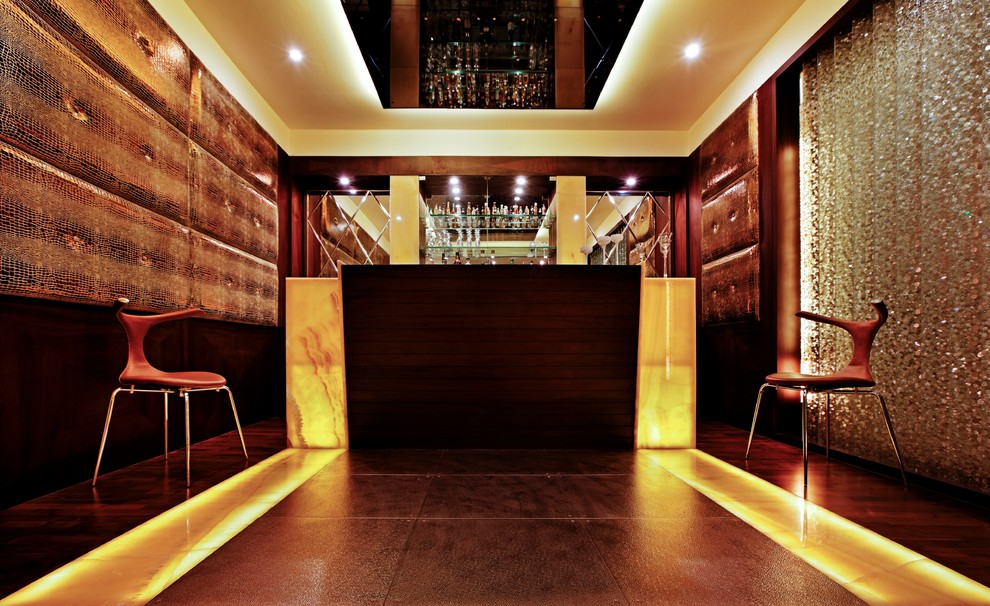 Idee per un angolo bar contemporaneo con nessun'anta, top in legno e paraspruzzi giallo