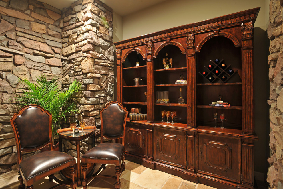 Imagen de bar en casa lineal clásico con puertas de armario de madera en tonos medios