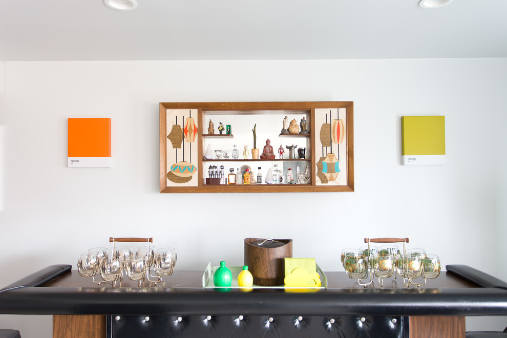 Imagen de bar en casa con barra de bar lineal vintage pequeño