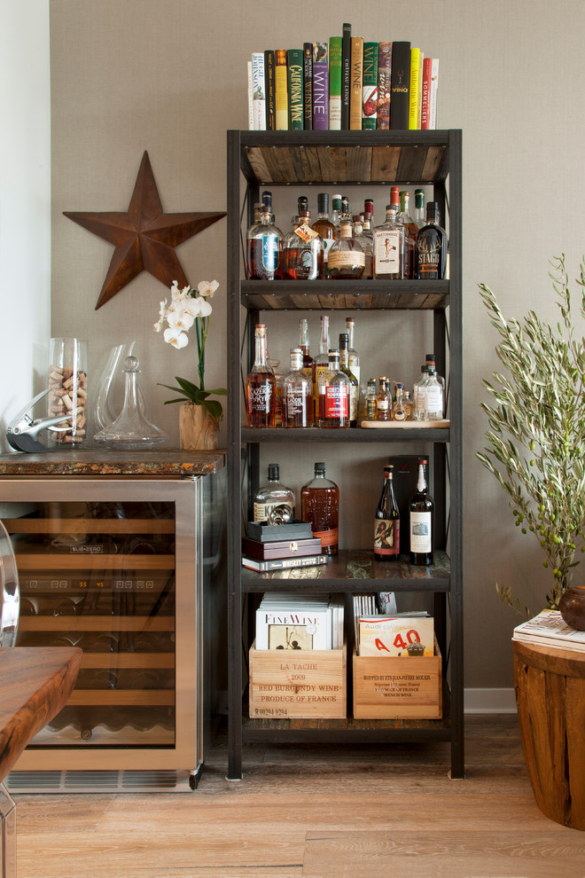 Ejemplo de bar en casa con carrito de bar clásico renovado sin pila con armarios abiertos y suelo de madera en tonos medios