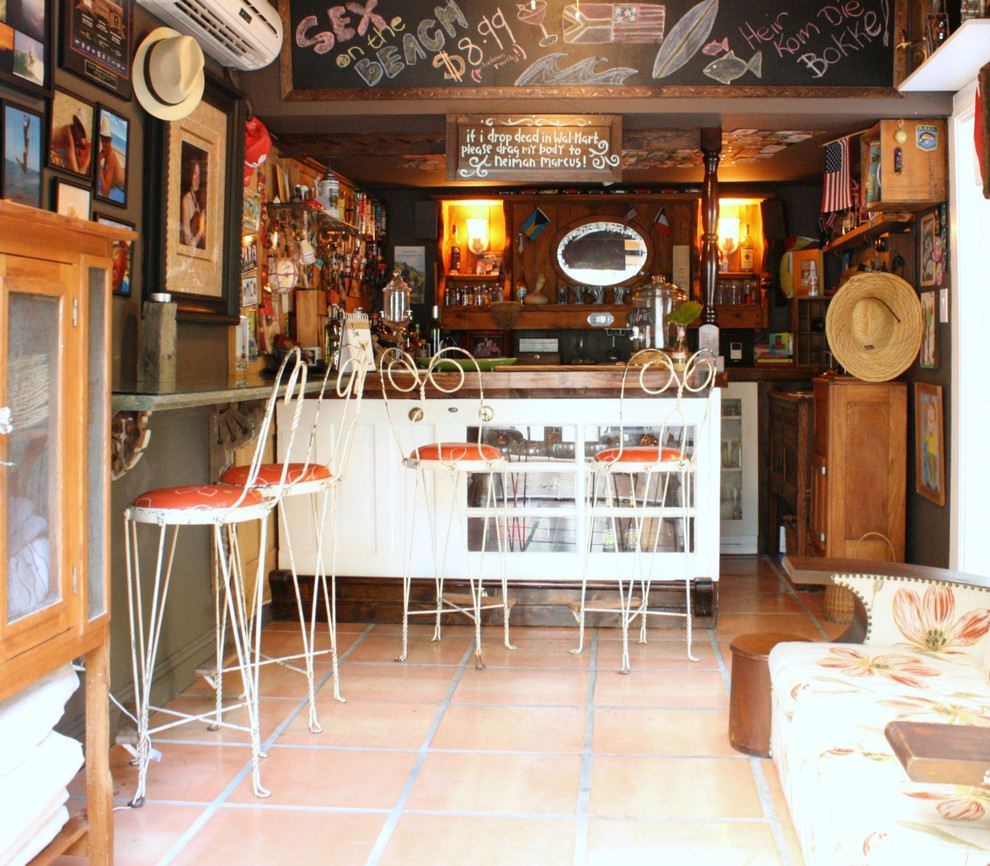 На фото: домашний бар в стиле фьюжн с барной стойкой, белыми фасадами и деревянной столешницей с