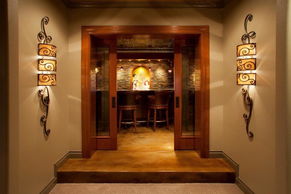 Ejemplo de bar en casa con barra de bar de galera asiático de tamaño medio con fregadero bajoencimera, puertas de armario de madera en tonos medios, encimera de granito y suelo de cemento