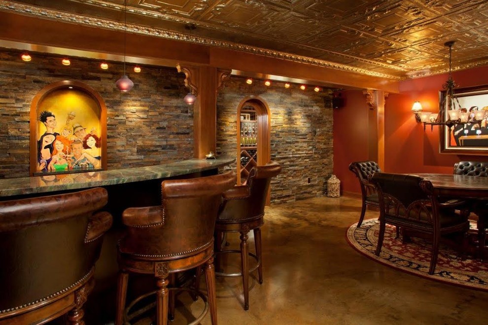 Modelo de bar en casa con barra de bar de galera clásico de tamaño medio con fregadero bajoencimera, puertas de armario de madera en tonos medios, encimera de granito y suelo de cemento