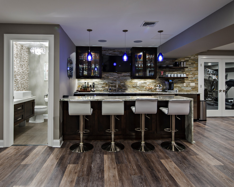 Diseño de bar en casa moderno grande con suelo marrón