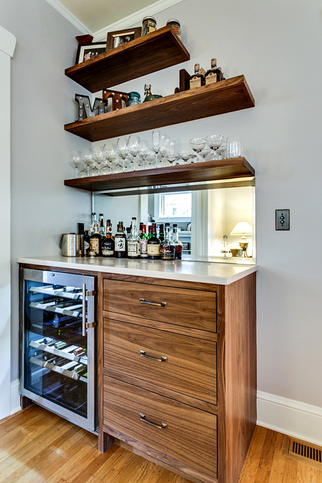 Foto di un piccolo angolo bar con lavandino industriale con ante lisce, ante in legno bruno, top in superficie solida, parquet scuro e pavimento marrone