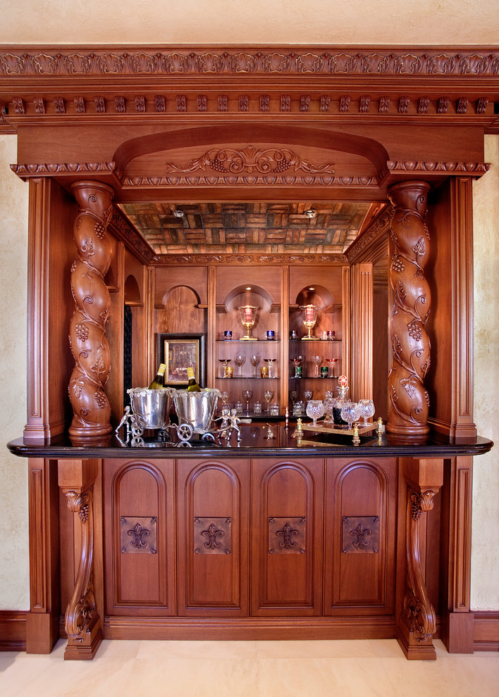 Esempio di un angolo bar tradizionale con nessun'anta e ante in legno scuro