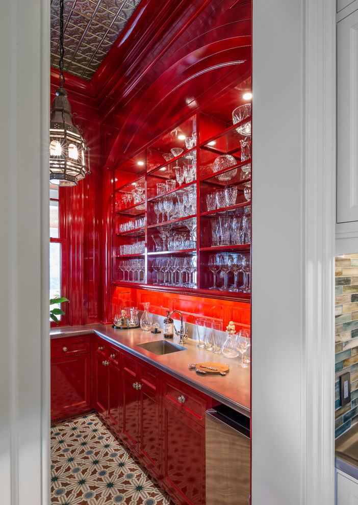 Idée de décoration pour un bar de salon avec évier parallèle tradition de taille moyenne avec un évier intégré, un placard avec porte à panneau encastré et des portes de placard rouges.