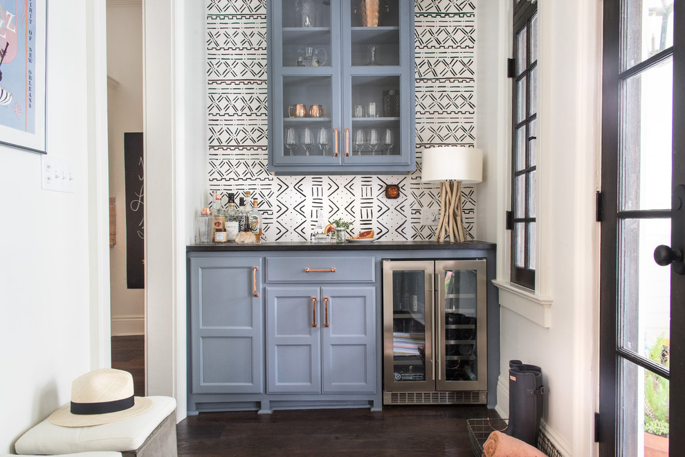 Modelo de bar en casa contemporáneo con armarios con paneles con relieve, puertas de armario azules, encimera de granito, suelo de madera en tonos medios y suelo marrón