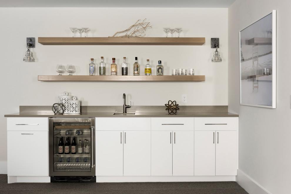 Ejemplo de bar en casa con fregadero lineal contemporáneo con armarios con paneles lisos, puertas de armario blancas, suelo gris y encimeras grises