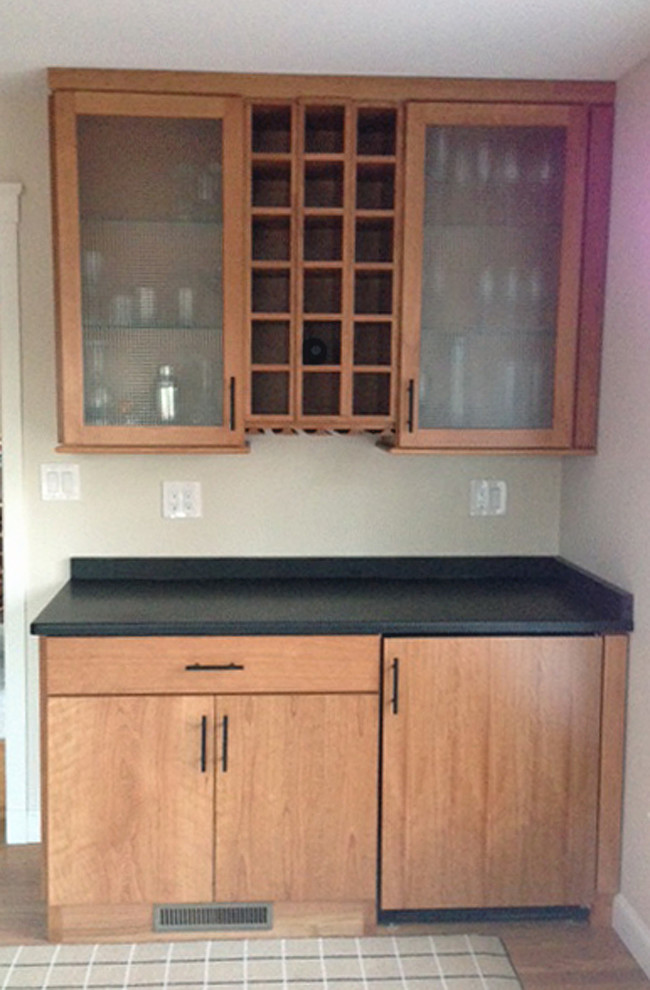 Foto de bar en casa actual pequeño con armarios con paneles lisos, puertas de armario de madera en tonos medios y encimera de granito