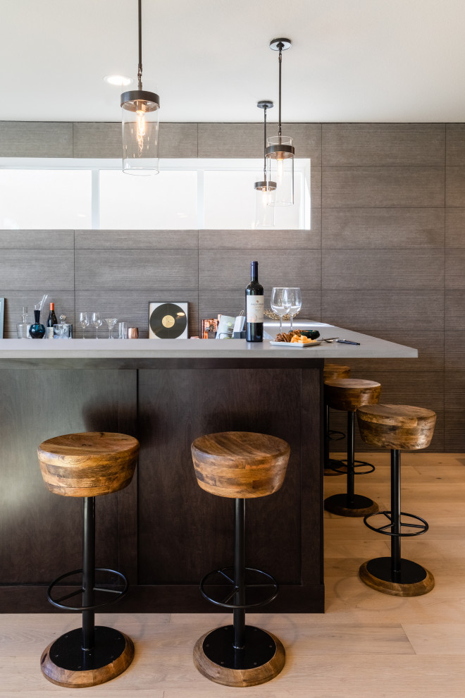 Foto de bar en casa con fregadero en L contemporáneo de tamaño medio con fregadero bajoencimera y suelo de madera clara