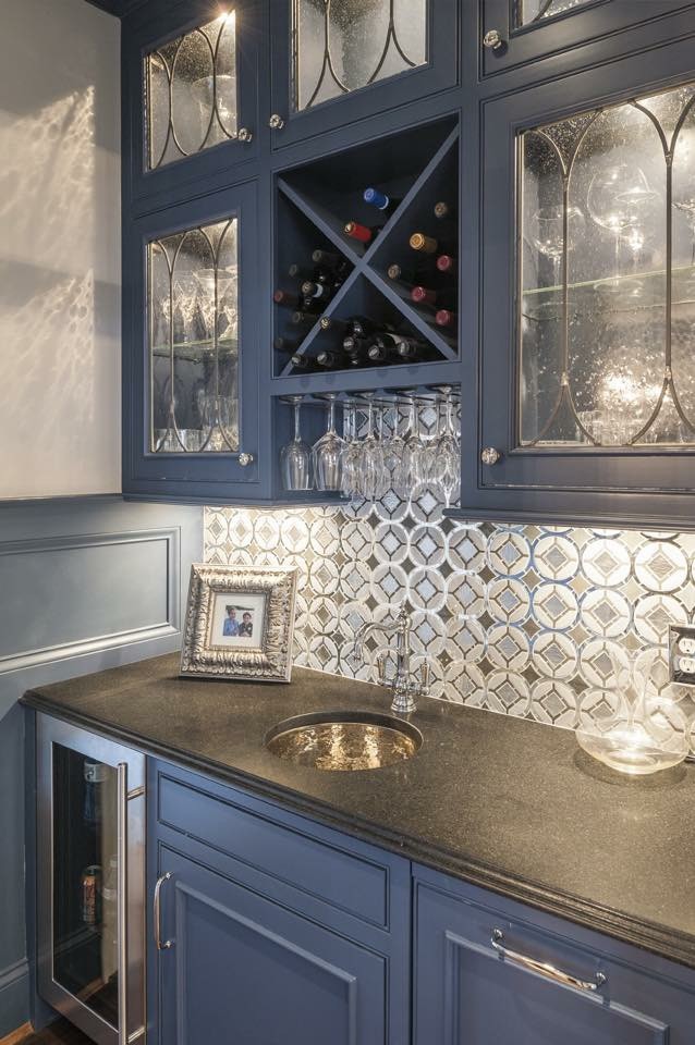 Seated home bar - large traditional single-wall dark wood floor and brown floor seated home bar idea in Cincinnati with an undermount sink, shaker cabinets, blue cabinets, quartz countertops, multicolored backsplash, mosaic tile backsplash and gray countertops