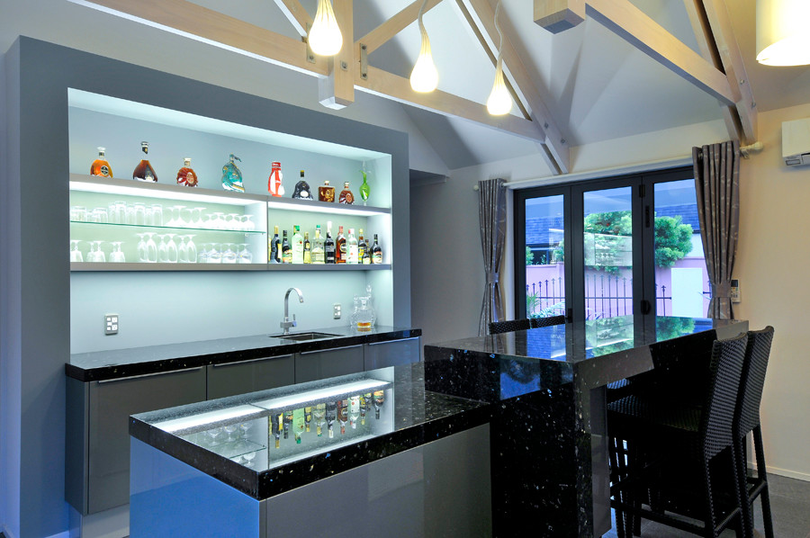 Esempio di un bancone bar design con lavello sottopiano, ante grigie, top in marmo, paraspruzzi blu, paraspruzzi con lastra di vetro e pavimento con piastrelle in ceramica