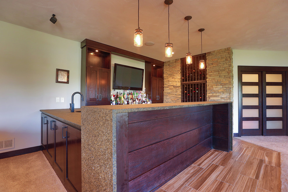 Inspiration pour un grand bar de salon parallèle craftsman en bois foncé avec des tabourets, un placard à porte shaker, un plan de travail en quartz et un sol en carrelage de porcelaine.