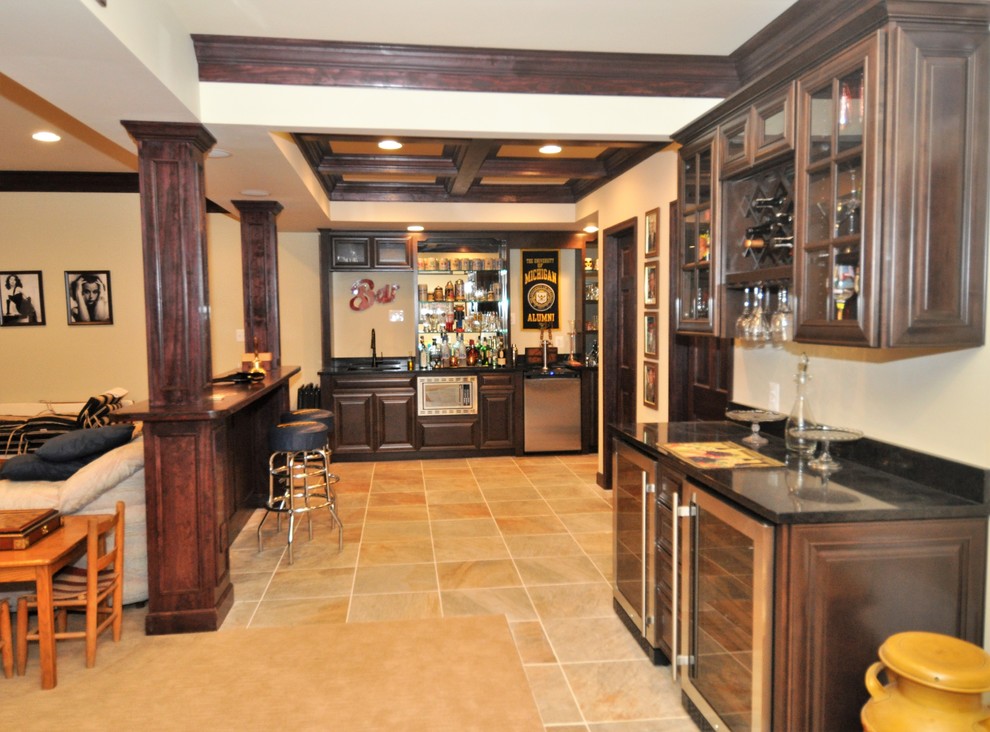 Diseño de bar en casa con fregadero contemporáneo grande con puertas de armario de madera en tonos medios, encimera de granito y suelo de baldosas de cerámica