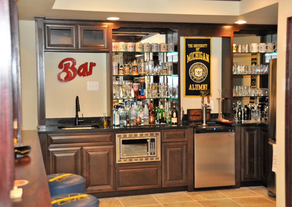 Imagen de bar en casa con fregadero contemporáneo grande con puertas de armario de madera en tonos medios, encimera de granito y suelo de baldosas de cerámica