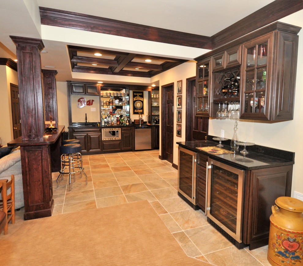 Inspiration pour un grand bar de salon avec évier design en bois foncé avec un plan de travail en granite et un sol en carrelage de céramique.