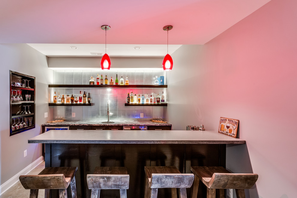 На фото: домашний бар в стиле модернизм с барной стойкой