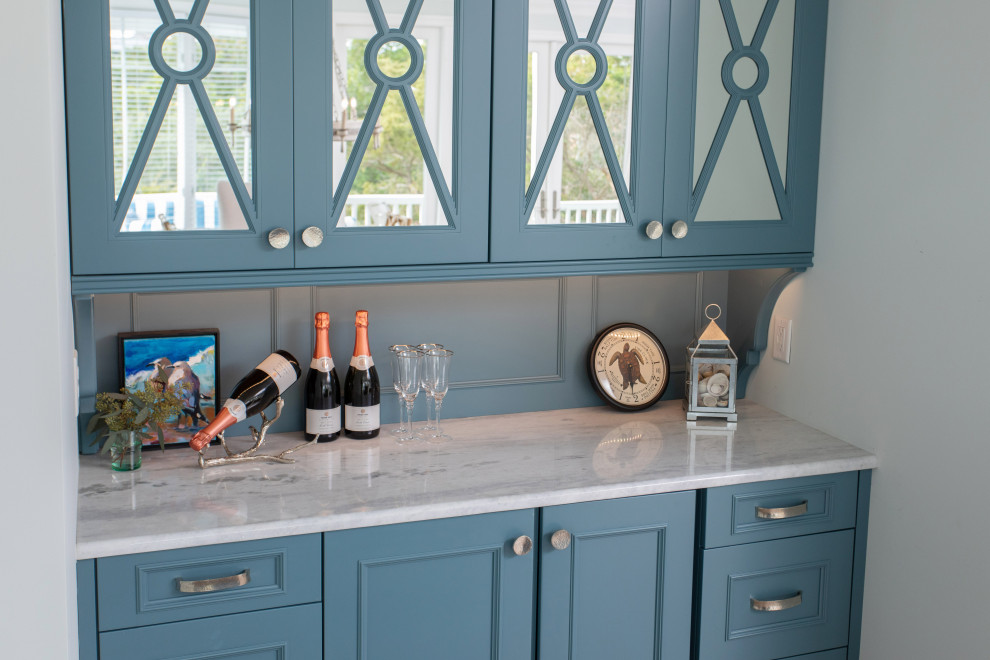Foto di un piccolo angolo bar senza lavandino stile marinaro con ante blu, paraspruzzi blu e top bianco