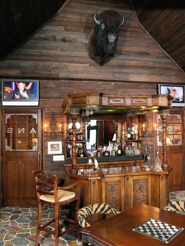 Idee per un bancone bar stile rurale di medie dimensioni con nessun lavello, ante in legno scuro, top in legno e pavimento in ardesia