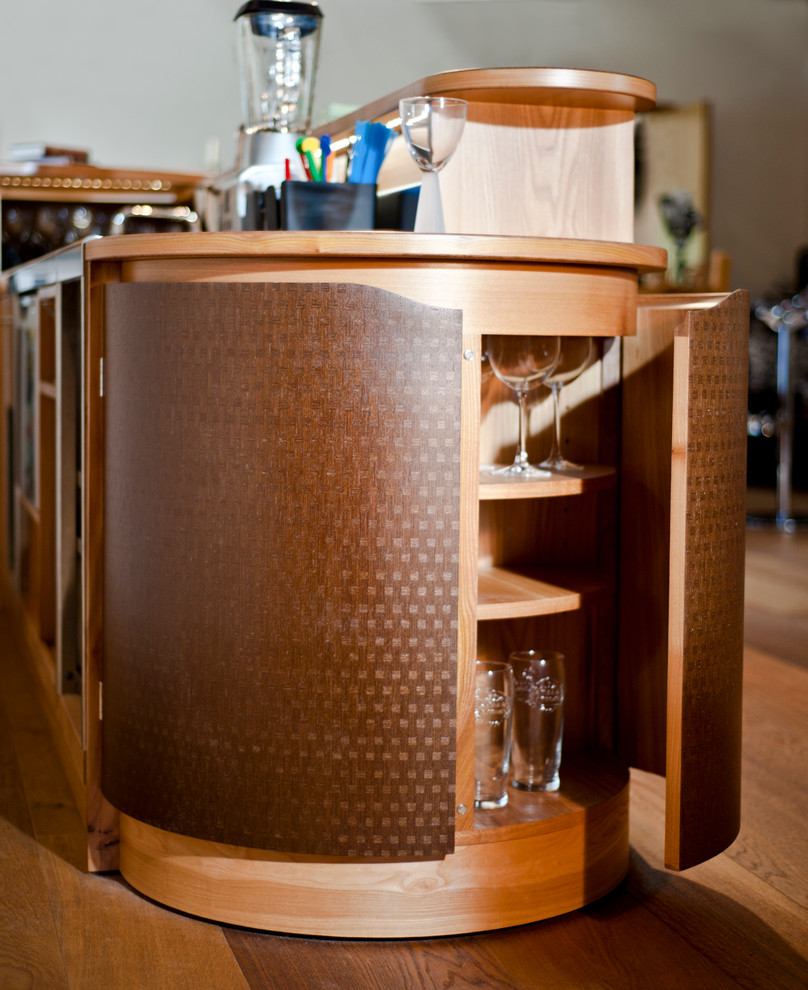 Esempio di un angolo bar contemporaneo di medie dimensioni con top in legno