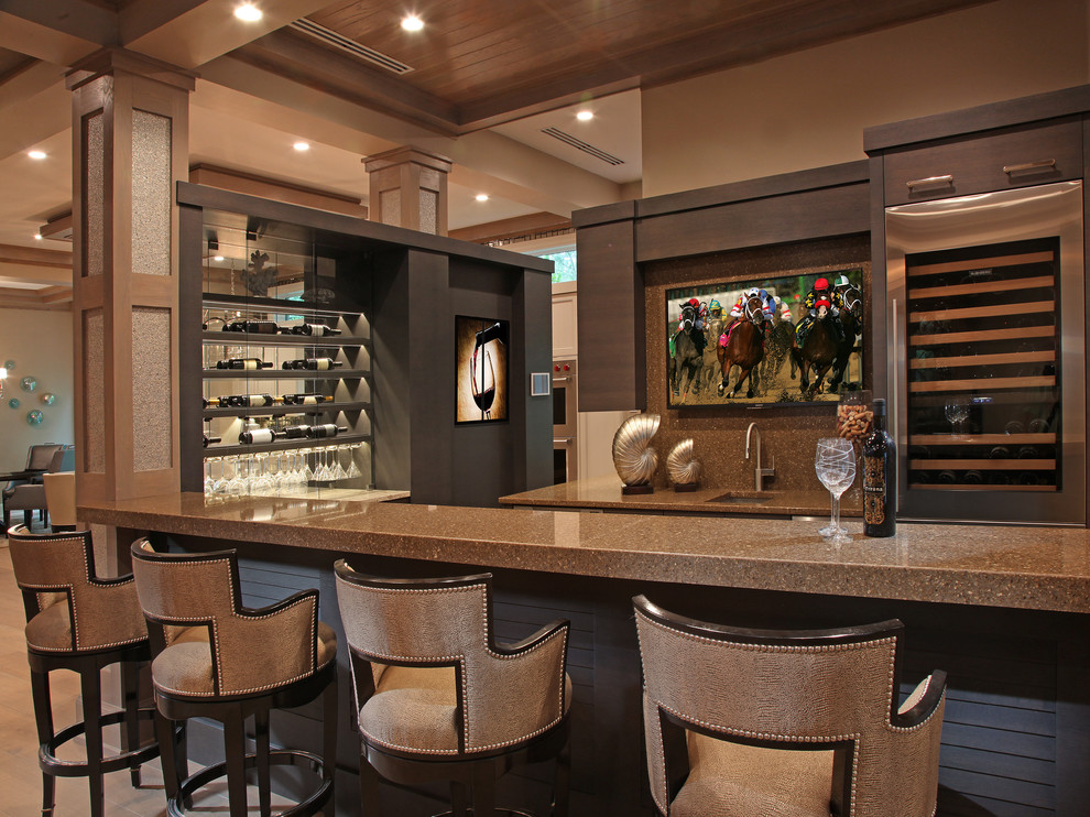 Idee per un grande bancone bar contemporaneo con ante lisce, ante in legno bruno, top in quarzite e paraspruzzi in lastra di pietra