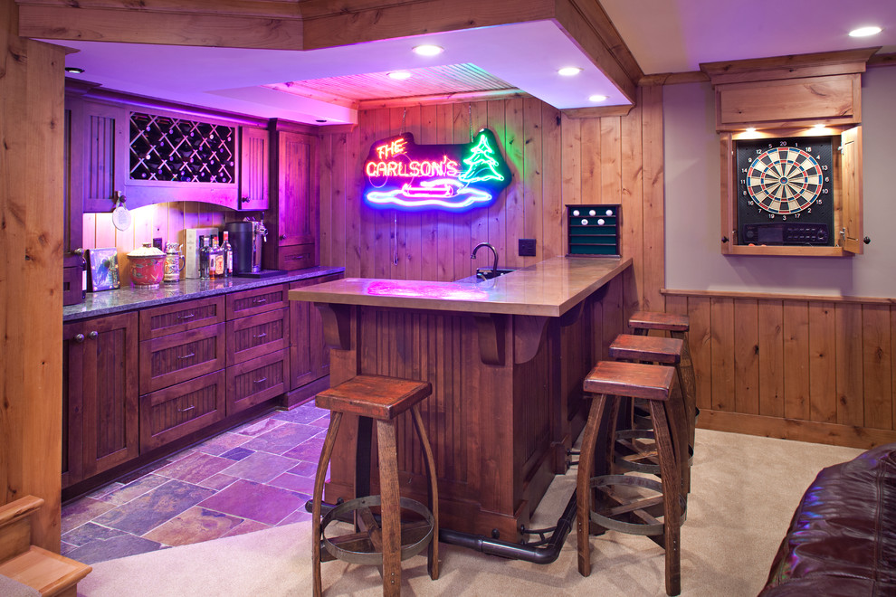 Immagine di un bancone bar country di medie dimensioni con ante con riquadro incassato, ante in legno scuro e top in rame
