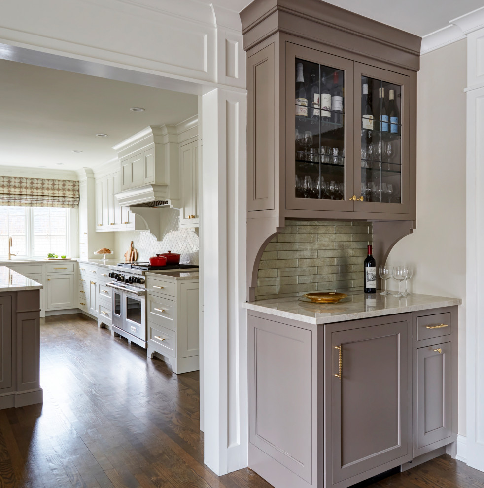 Esempio di una cucina chic di medie dimensioni con pavimento in legno massello medio e pavimento marrone