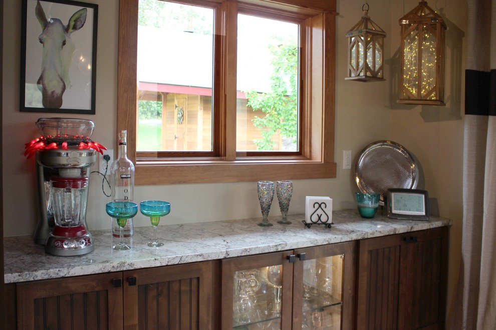 Diseño de bar en casa con fregadero lineal rústico pequeño con puertas de armario de madera en tonos medios, encimera de granito y suelo de madera clara