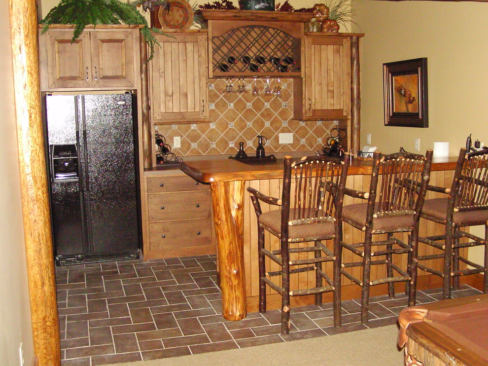 Esempio di un grande bancone bar stile rurale con ante in legno scuro, top in legno, paraspruzzi marrone, paraspruzzi con piastrelle in ceramica e pavimento con piastrelle in ceramica