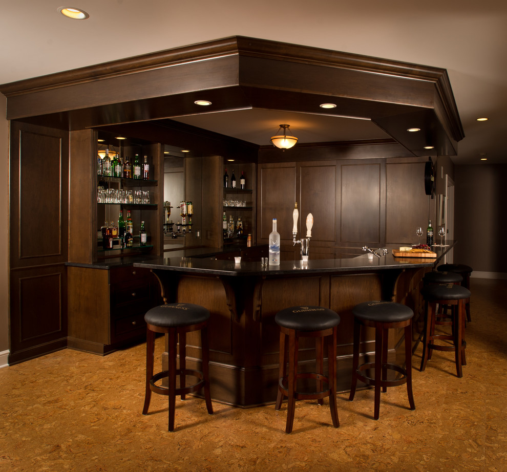 Modelo de bar en casa con barra de bar en U tradicional grande con armarios estilo shaker y puertas de armario de madera en tonos medios