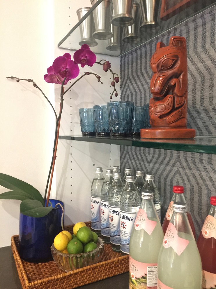 Modelo de bar en casa lineal contemporáneo pequeño con armarios estilo shaker, puertas de armario blancas, encimera de cuarzo compacto, salpicadero multicolor y suelo de madera clara