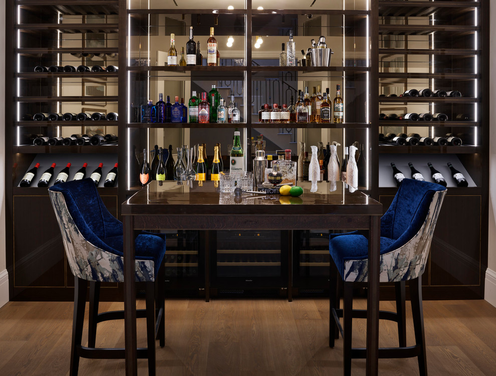 Foto di un bancone bar contemporaneo con nessun'anta, ante in legno bruno, paraspruzzi a specchio, pavimento in legno massello medio e pavimento marrone