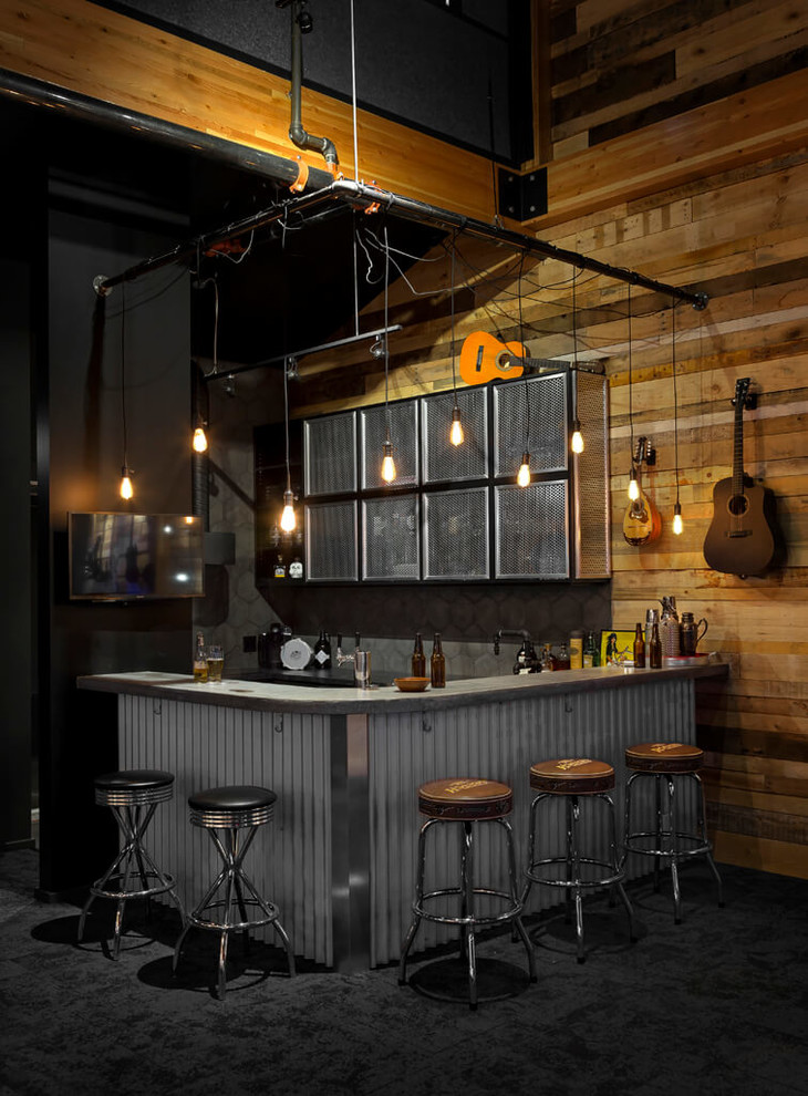 Exemple d'un bar de salon industriel en L avec un plan de travail en béton, une crédence grise, une crédence en carreau de porcelaine, moquette, un sol noir et un plan de travail gris.