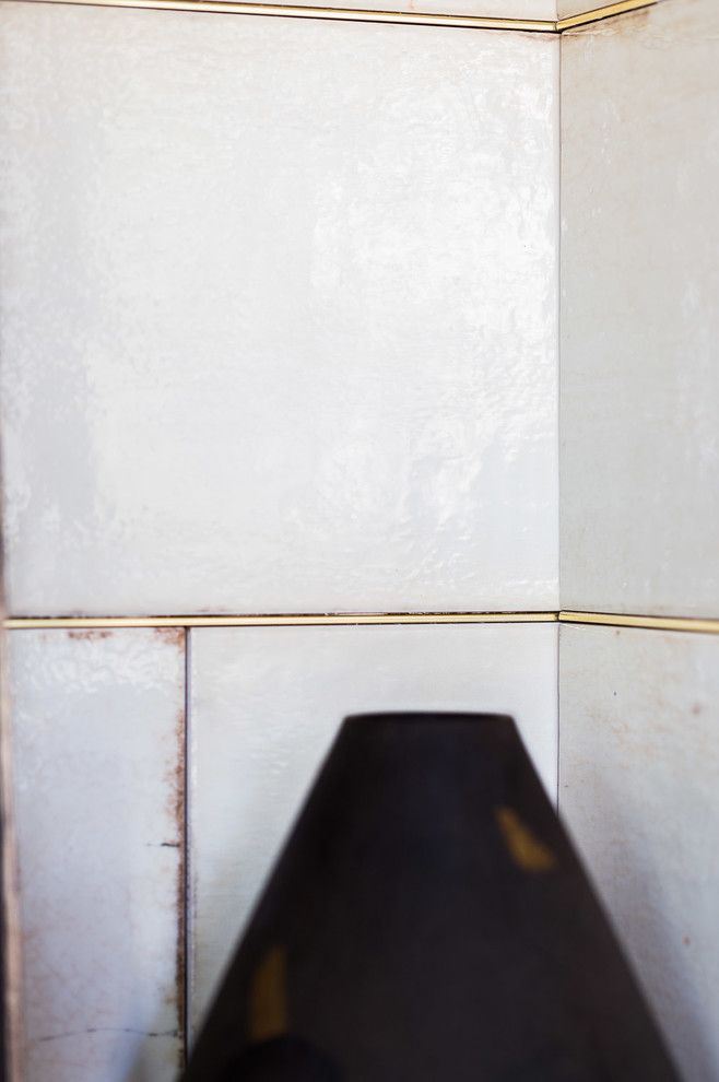 Einzeilige, Kleine Klassische Hausbar mit Bartresen, Unterbauwaschbecken, Schrankfronten im Shaker-Stil, grauen Schränken, Granit-Arbeitsplatte, Küchenrückwand in Weiß, Rückwand aus Keramikfliesen und dunklem Holzboden in Nashville