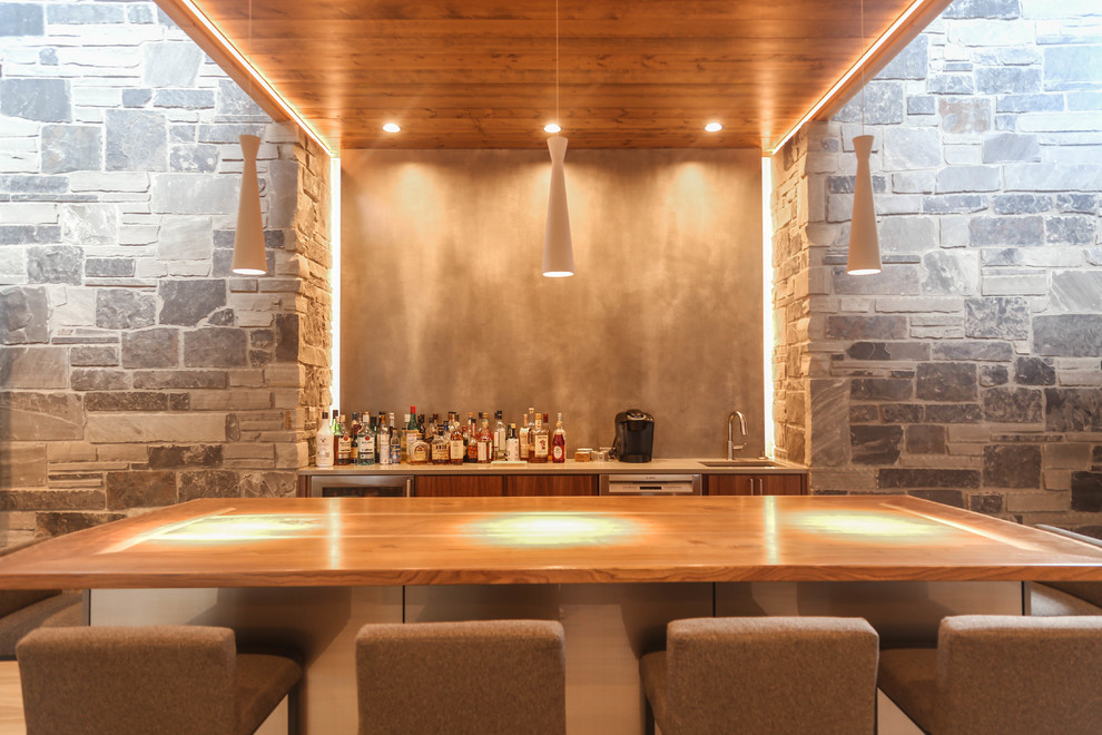 Esempio di un grande bancone bar classico con lavello sottopiano, ante lisce, ante in legno scuro, top in legno, paraspruzzi grigio, pavimento in gres porcellanato e pavimento beige