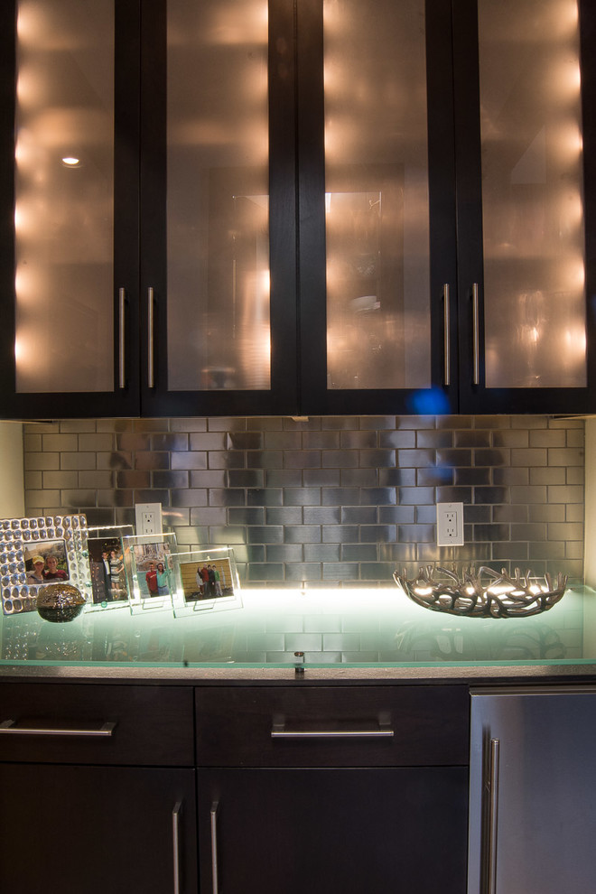 Esempio di un angolo bar con lavandino stile americano di medie dimensioni con nessun lavello, ante di vetro, ante in legno bruno, top in vetro, paraspruzzi multicolore e paraspruzzi con piastrelle diamantate