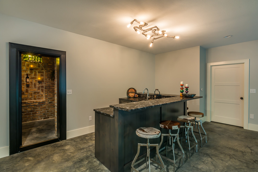 Diseño de bar en casa con barra de bar en L clásico renovado de tamaño medio con fregadero bajoencimera, puertas de armario con efecto envejecido, encimera de granito y suelo de cemento