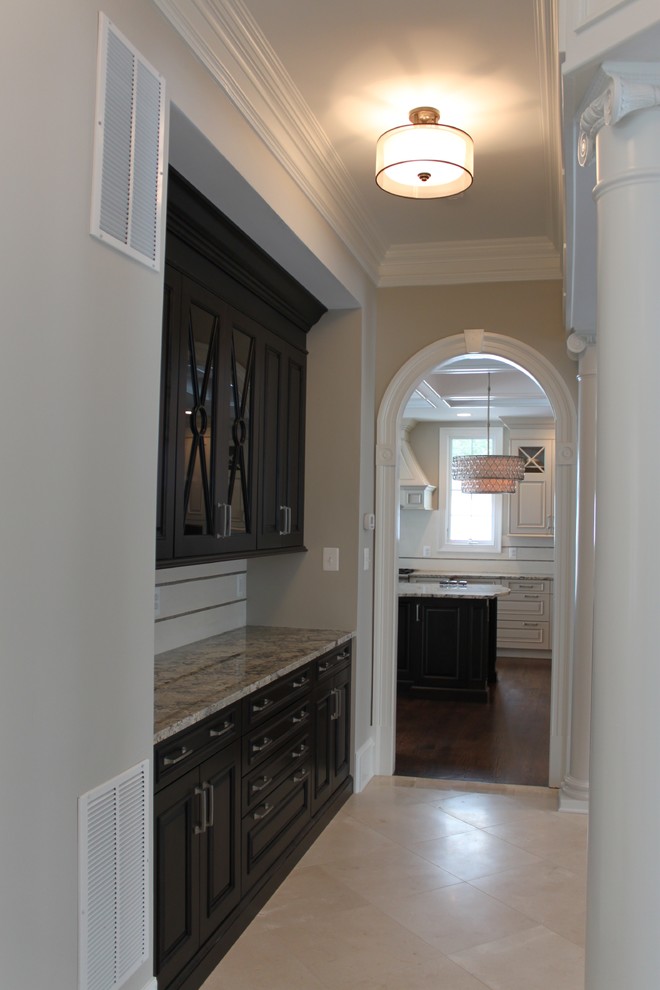 Exempel på en stor klassisk parallell hemmabar med vask, med luckor med upphöjd panel, granitbänkskiva, beige stänkskydd, stänkskydd i keramik och marmorgolv