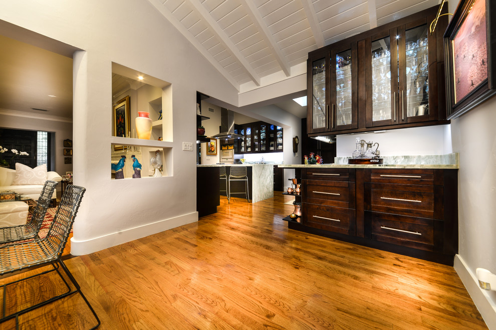 Zweizeilige, Mittelgroße Klassische Hausbar mit Bartresen, Schrankfronten im Shaker-Stil, dunklen Holzschränken, Marmor-Arbeitsplatte und braunem Holzboden in Miami