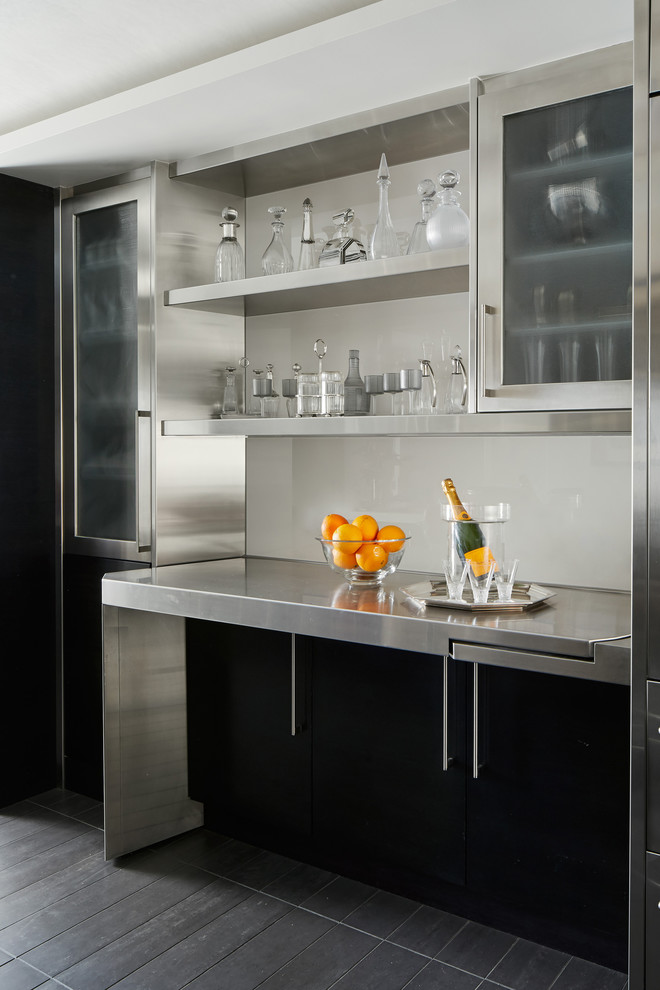 Diseño de bar en casa lineal, contemporáneo, sin pila, con armarios abiertos, encimera de acero inoxidable, salpicadero blanco, salpicadero de vidrio templado y suelo negro