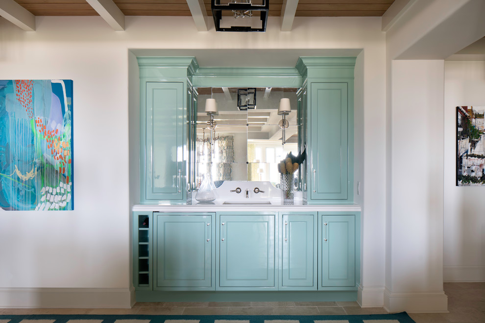 Cette image montre un petit bar de salon avec évier linéaire marin avec un évier posé, un placard à porte affleurante, des portes de placard bleues, une crédence miroir et un plan de travail blanc.